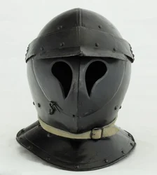 17世紀初頭の「トーテンコップ」形式の閉じたブルゴネット（モダンな革を使用した鉄と黒のペイント）