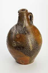 グロテスクな装飾が施されたケルンの瓶、1600〜50年頃（塩釉石器）