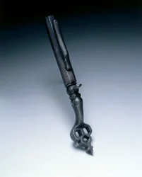 ホイールロックスパナとパウダーメジャーの組み合わせ、1625-50年頃（スチール製