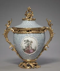 1749年にドイツのマイセン磁器工場で製造された屋根付き花瓶