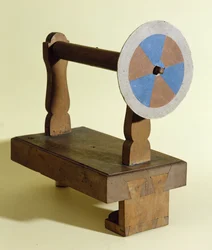 色の理論のための機器（木と段ボール）