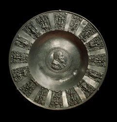 ドイツ美術：1560年頃の錫製サクソン皿。パリ、ルーブル美術館