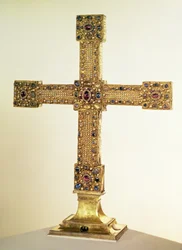金のプレートで覆われ、真珠と貴石で飾られたオークで作られた、神聖ローマ帝国の帝国十字架、西ドイツ、1024-25（オーク、金、貴石と真珠）