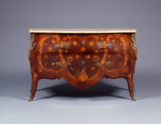 寄木細工と寄木細工の箪笥の1つ、c.1765（漆塗りの真ちゅう製のキングウッド、アマランサス、チューリップウッド、ボアサテン）（463023も参照）