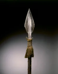 パレードの槍、アウグスブルク、1570-1600年頃（鋼、真鍮、木、革、毛糸のタッセル付き