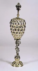 パイナップル型カップ＆カバー、ニュルンベルク、1620年頃（銀ギルト
