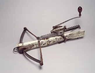 Sporting Crossbow and Cranquin（スチールと木材にホーンと骨をはめ込んだもの）