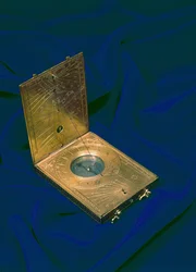 タブレット日時計、1592（金真鍮）