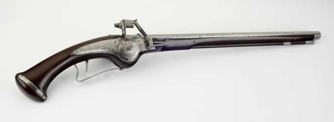 ホイールロックホルスターピストル、c.1625-50（鋼、鉄、クルミ材）