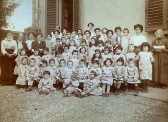イタリア・ヌォーヴァ "幼稚園での予備役の子供たち（1915年9月20日）（モノクロ写真