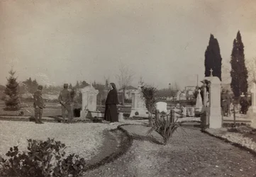 アルバム「Pictures of War II」：グラディスカの墓地を訪れる兵士と赤十字（モノクロ写真