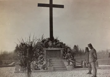 アルバム「Pictures of War II」：グラディスカの戦没者慰霊碑（白黒写真