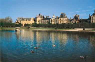 フランスのセーヌ・エ・マルヌ（Seine-et-Marne）にあるフォンテーヌブローの城。ジル・ル・ブルトンの建築（約