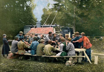 ロシア、c1890の村の労働者の食堂