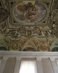 La chute de Phaeton (Phaethon) (1625) - Carloneによるだまし絵のフレスコ画 - 中世の古い城のホールの天井 (1320) - Cagnes sur Mer (Cagnes-sur-Mer), Alpes Maritimes (Alpes-Maritimes) (06)