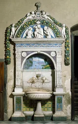 ジョヴァンニ・デッラ・ロッビア（1469-1529）による大理石とテラコッタで作られた高浮き彫りのデコール・ファウンテン（1498年）。フィレンツェ、サンタ・マリア・ノヴェッラの聖具室