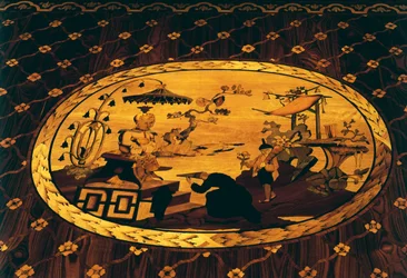 ジュゼッペ・マッジョリーニ（1738-1814）のライティングデスクの細部に、ジュゼッペ・レヴァティ（1739-1828）のデザインによる象嵌が施された、中国風のシーン。