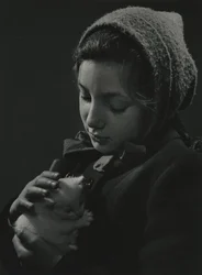 白い子猫を抱く少女。1950年代初期