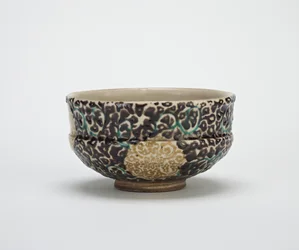 19世紀半ばの絹の錦織のデザインの茶碗（透明な釉薬の上にエナメルを塗った石器）