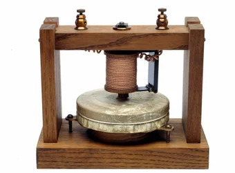 1875年の最初の実験に使われたグラハム・ベルの電話機。