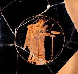 古代ギリシャ。赤い人物が描かれたカップペディウスの画家（紀元前6世紀後半）の作品とされる陶器 紀元前510～500年 パリ、ルーヴル美術館所蔵