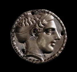金製アップリケのサコスを被った女性頭部（ケルチ出土） 5世紀（金