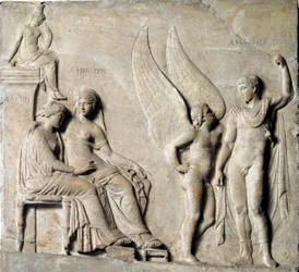 ギリシャ美術：「スパルタの王子パリスがトロイアのヘレネを誘惑し、アプロディテも表されている」。ギリシャの原作に基づく大理石浮彫。紀元前1世紀。ナポリ国立考古学博物館