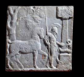 ギリシア美術：馬を連れた騎手の装飾を施した大理石の石碑、紀元前2世紀末～1世紀初め、おぼろげながら52x52x9cm Mantua - Palazzo Ducale, Coll statuaria, inv n 6669 - ギリシア美術：騎手と馬を表現したレリーフを施した大理石の石碑、紀元前2世紀～1世紀（52．