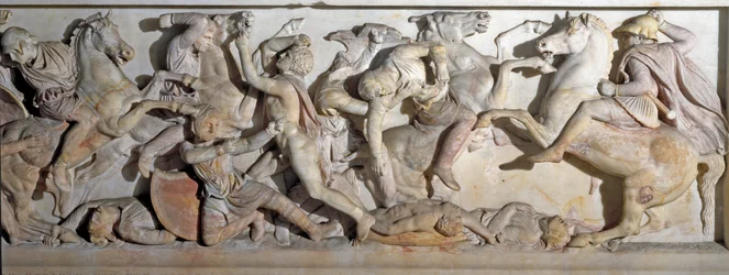 ギリシャのアート。アレキサンダー大王の石棺（紀元前356～323年）」 紀元前333年にギリシャとペルシャが戦った「イッソスの戦い」を表現したレリーフの様子。シドンのフェニキア人ネクロポリスより。紀元前4世紀。寸法195×318×167cm イスタンブール、アーク