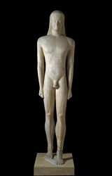 ギリシャ美術：コウロス像 アルカイック期（紀元前650-500年）の青年の彫刻、紀元前530-520年、メロス島出土、Dim.1,94メートル - アテネ、国立考古学博物館 - クーロス：アルカイック期のギリシャ彫刻（紀元前650-500年）、紀元前530-520年、メロス島出土（高さ194センチ） - Natio