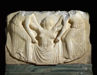 ギリシャ美術：「ホーライに支えられて波間から現れるヴィーナスの誕生」ロクリ出土のルドヴィシの玉座の浮彫。紀元前460-450年 - ローマ国立博物館（アルテンプス宮） - マグナ・グラエキア（大ギリシャ）：ルドヴィシの玉座、アフロディテの誕生 - 大理石