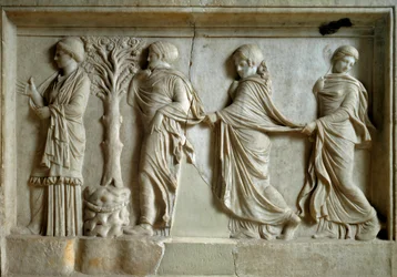 ギリシア美術：若い女性に従う3人のニンフを表した浅浮彫。紀元前2世紀。アテネ、ピレウス博物館