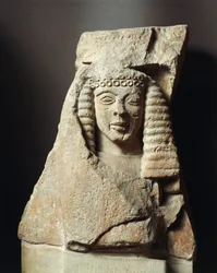 女性像入りメトープ片 ギリシャ、ミケーネ出土、紀元前7世紀 石灰岩