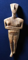 キクラデス時代の置物、ナクソス島、紀元前3000～2000年頃（大理石）