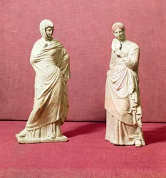 タナグラ出身の立っている女性の2つの像、紀元前350年頃