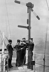 HMS Camperdown搭載のセマフォによるシグナリング、1895