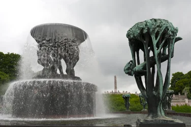 ノルウェー、オスロ、フログナー公園の噴水と「木の中の少女」の彫刻（ブロンズ