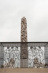 ノルウェー・オスロのフログナー公園にある鍛鉄製のゲート「Naked Men」と花崗岩製の「People Monolith」(写真)