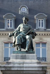 アレクサンドル・デュマ（1802-1870）の像、フランスの作家、「三銃士」や「モンテ・クリスト伯」の作者、ギュスターヴ・ドーア（1832-1883）によるブロンズ彫刻。撮影、KIM Youngtae、パリ。