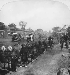 中国の葬列、出発した精神のための食物を運ぶ、北京、中国、1901