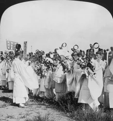 日立丸の犠牲者のための葬列での神道司祭、東京、日本、1905