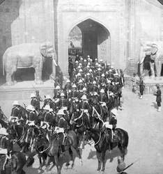 1913年、パキスタンのラホールにあるデリー門を通過する行列。