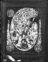1884年; ブリティッシュコロンビアの1800の宝石があなたにあいさつする!; 前年に撮影された子どもたちの肖像から構成された合成写真、1885年