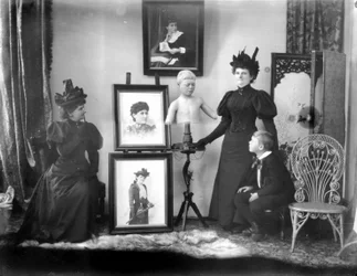 ハンナ・メイナードと孫のメイナード・マクドナルド、彼は彫像でもある、1895年頃