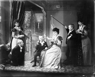 ハンナメイナードと孫のメイナードマクドナルド、複数のポーズの合成写真、1895年頃（bw写真）