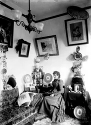 自宅のハンナ・メイナード、1890年頃（bw写真）