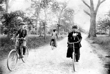 メイナード・マクドナルドと祖母ハンナ・メイナード、ビクトリアのビーコンヒル公園で自転車に乗る、1895年頃