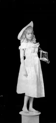 生きた彫像; 鳥かごを持つ少女、1890年頃