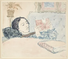 芸術家の姉妹の 1 人が横になって読書をしているインテリア
