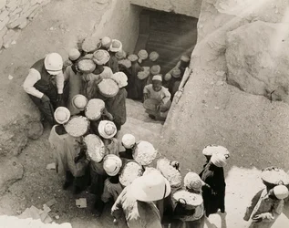 王家の谷、ツタンカーメンの墓を閉じる、1923年2月（ゼラチンシルバープリント）